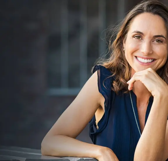 Femme souriante montrant des dents éclatantes